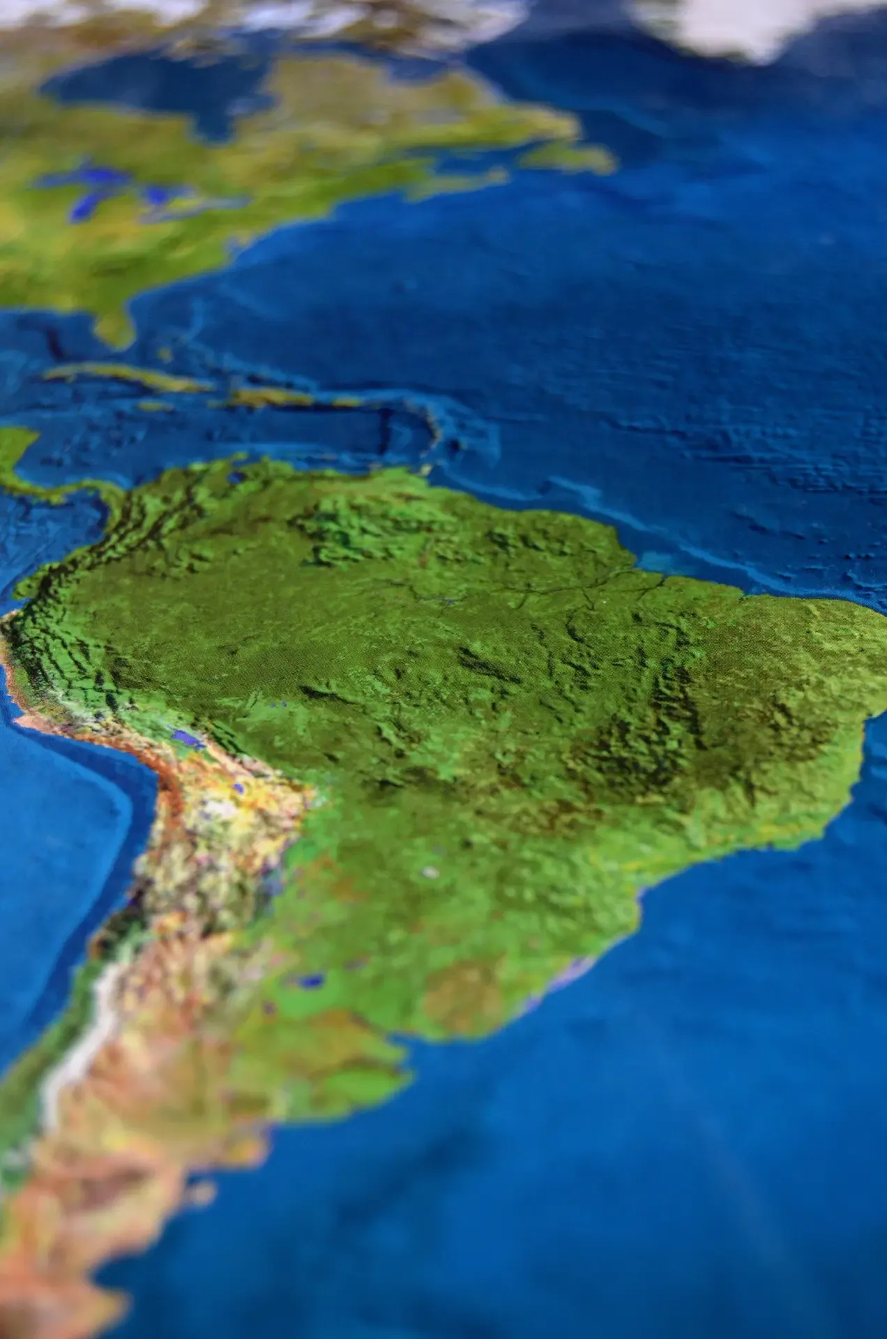 Mapa en relieve de Sudamérica con Paraguay en el centro de la región
